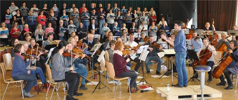 Der Chor Vox Humana und das Stader Kammerorchester bereiten sich intensiv auf das Konzert vor, das am Sonntag im Stadeum stattfindet. Foto Lankuttis