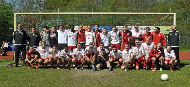Der Deinster SV gewinnt das Kreispokal-Endspiel gegen den TSV Eintracht Immenbeck mit 1:0 und lässt sich danach feiern.