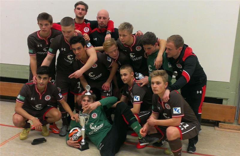 Der FC St. Pauli feiert den Turniersieg. Foto Scholz