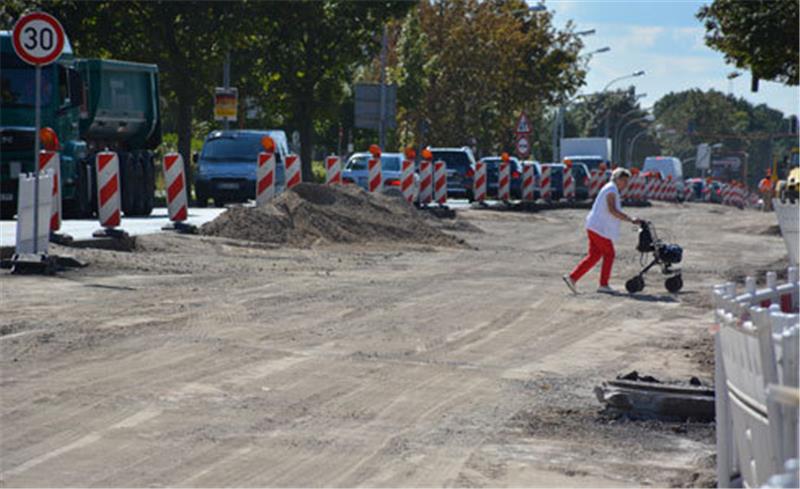 Der Fußweg an der Kreuzung B73/Bredenheider Weg führt über die abgetragene Fahrbahn – insbesondere für ältere Menschen eine Tortur. Foto Beneke
