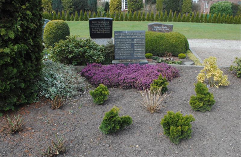 In Jork soll an Opfer des Nationalsozialismus erinnert werden Der Gedenkstein für die Bombenopfer von 1943 auf dem Friedhof in Jorkerfelde. Die bei den Luftangriffen getöteten Zwangsarbeiter fehlen. Foto Richter