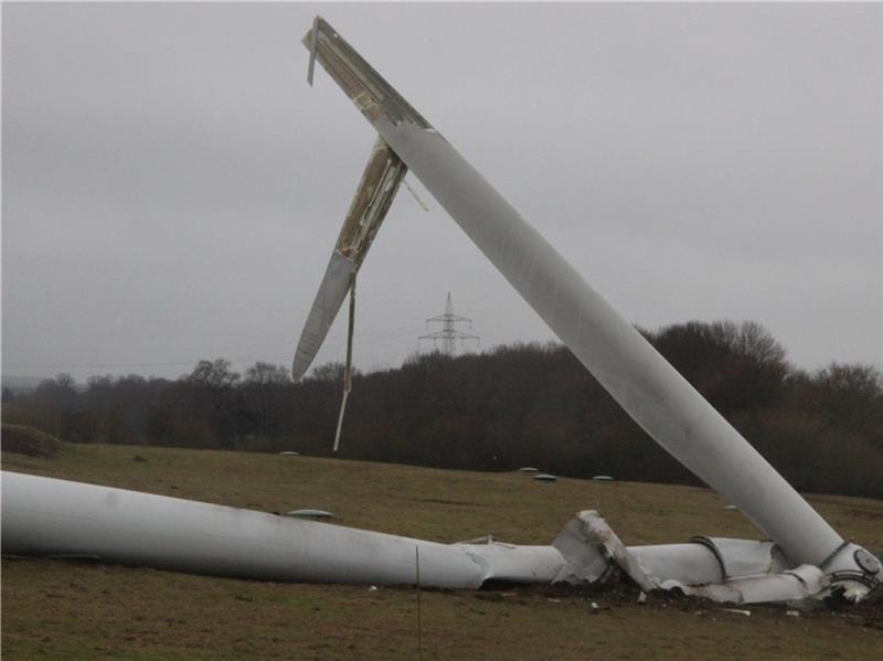 Neu Wulmstorf: Windrad stürzt um Der Großteil des Turms. Rotorblätter und Motorgondel sind auf der Wiese zerschellt.
