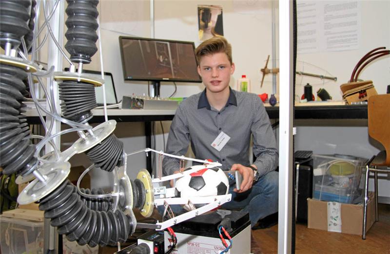 Der Jungforscher Mauritz Fethke (16) vom Stader Gymnasium Athenaeum präsentiert seinen modifizierten Roboter mit Greif-Rüssel. Foto: Beneke