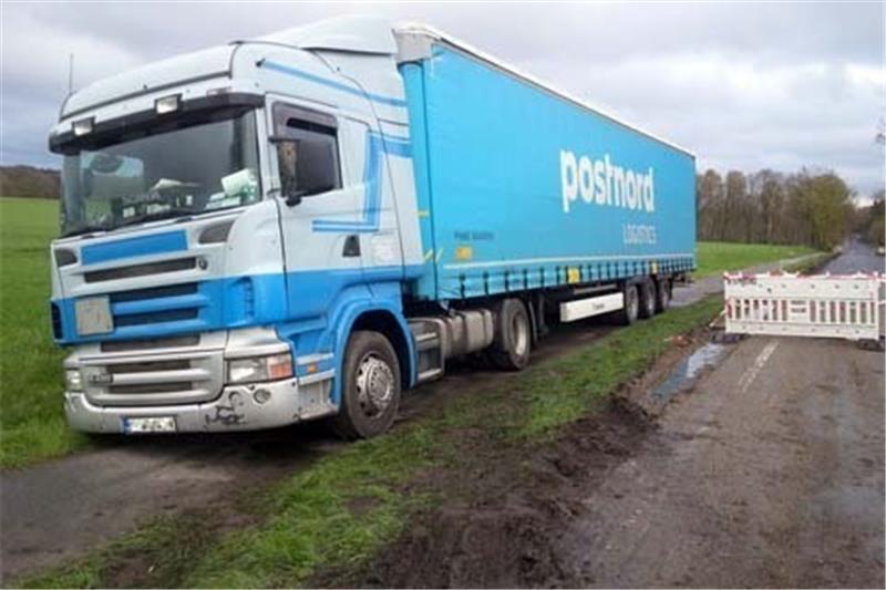 Neu Wulmstorf: Lkw bleibt im Seitenraum stecken Der Lkw im Seitenstreifen.