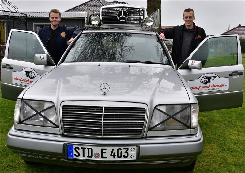 Der Mercedes-Kombi ist startbereit : Die Rallye-Fahrer Yan Offermann (links) und Nils Eckhoff brechen bald nach Afrika auf. Foto Beneke
