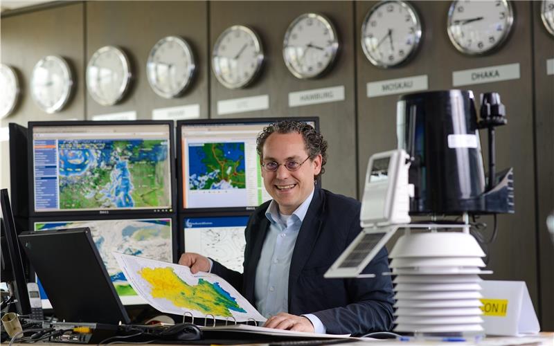 Der Meteorologe Frank Böttcher in seinem Institut für Wetter- und Klimakommunikation in Jenfeld. Foto Berthold Fabricius