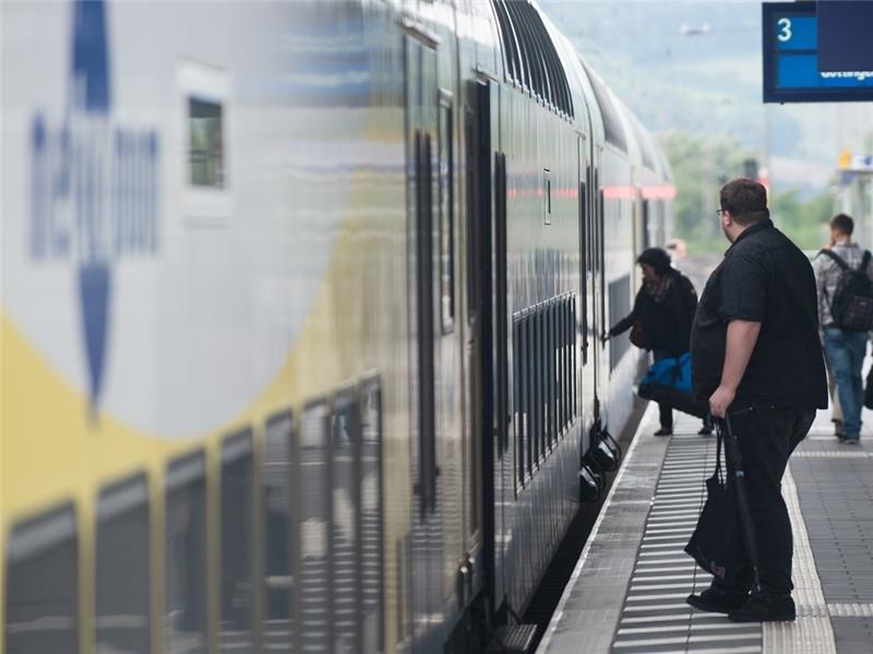 Der Metronom fährt ab. Dieses Bild gehört im Landkreis Stade bald zur Vergangenheit. Foto Swen Pförtner/dpa