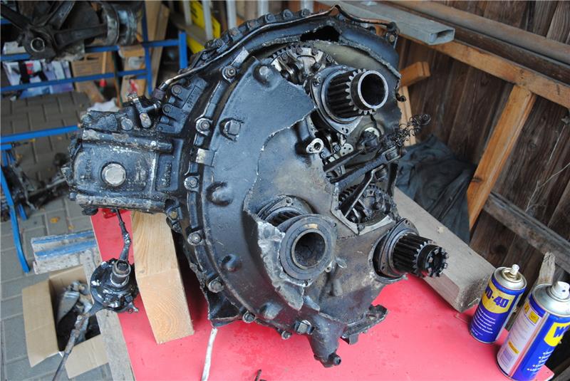 Gedenkstein für britische Bomber-Besatzung bei Buxtehude enthüllt Der Motor aus dem Wrack.