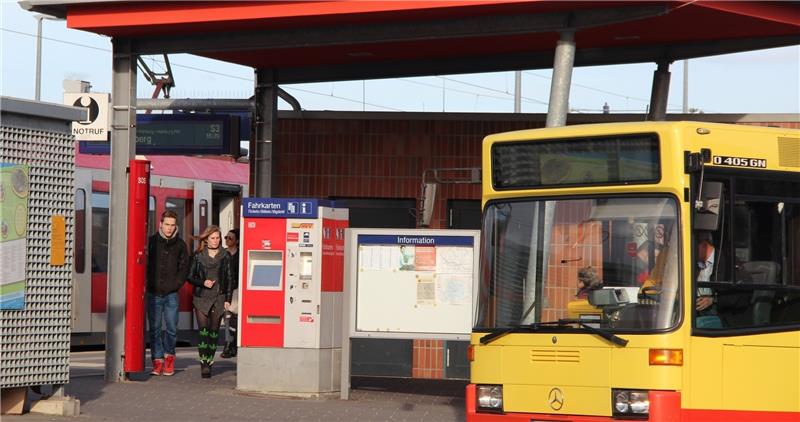 Der Neu Wulmstorfer Busbahnhof ist das Drehkreuz zur S-Bahn nach Hamburg und nach Stade. Für die Neuenfelder ist er bislang nur per Auto zu erreichen. Foto Michaelis