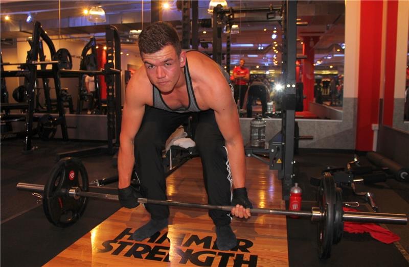 Der Neu Wulmstorfer Fabian Kiehl beim Kreuzheben . Der 23-Jährige trainiert viermal die Woche und hat 40 Kilo abgenommen. Fotos Michaelis