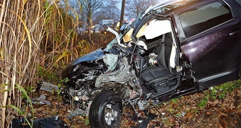 Der Nissan, in dem zwei Frauen nach Hause fuhren, wurde im Frontbereich total zertrümmert. Die Fahrerin starb noch am Unfallort.