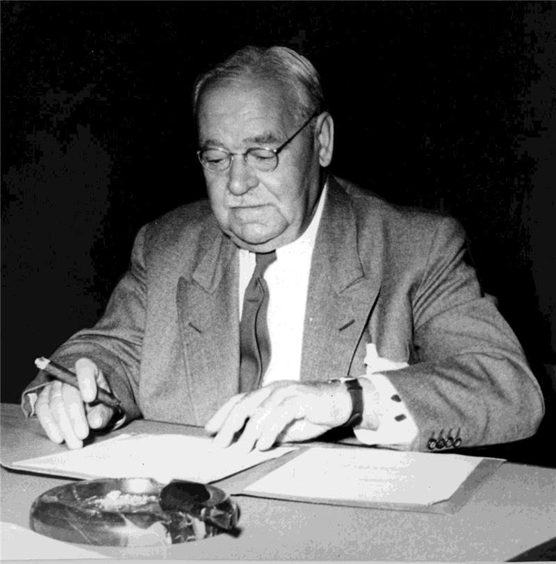 Der Phoenix-Chef an seinem Schreibtisch: Albert Schäfer war ab 1946 Präses der Handelskammer Hamburg. Foto: Handelskammer Hamburg/Archiv