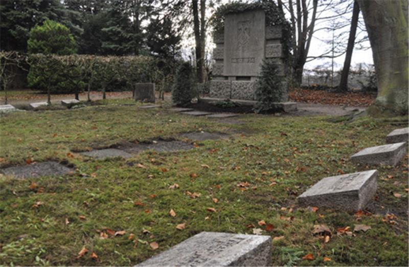 Als Hitlers Sonderzug 16 Stader tötete Der Platz zum Gedenken an die Unfallopfer vom 14. Dezember 1934 auf dem Stader Horst-Friedhof. Hier sollen nach der Trauerfeier 500 Kränze gelegen haben. Foto: Strüning