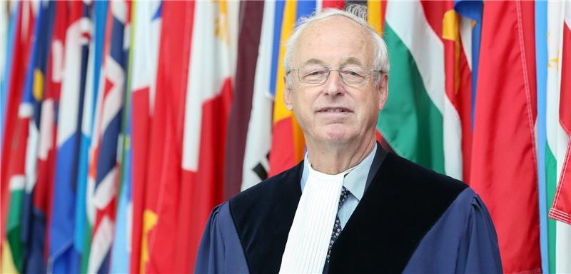 Der Richter am Internationalen Seegerichtshof (ISGH/englisch ITLOS), Rüdiger Wolfrum, steht im Seegerichtshof in Hamburg vor zahlreichen Landesflaggen. Am 1. Oktober feiert der Internationale Seegerichtshof sein 20-jähriges Bestehen. Foto M