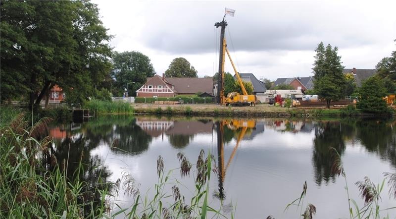 Der Riesen-Bohrer steht: Der Bau der neuen „SeeBurg“ am Mühlenteich in Neukloster hat begonnen. Foto Vasel