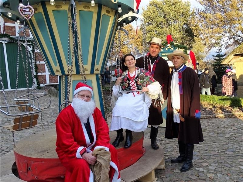 Der Weihnachtsmann fährt mit der Delegation aus Apensens Partnerstadt Kolbuszowa auf dem Beekhoff nicht Schlitten, sondern Karussell.