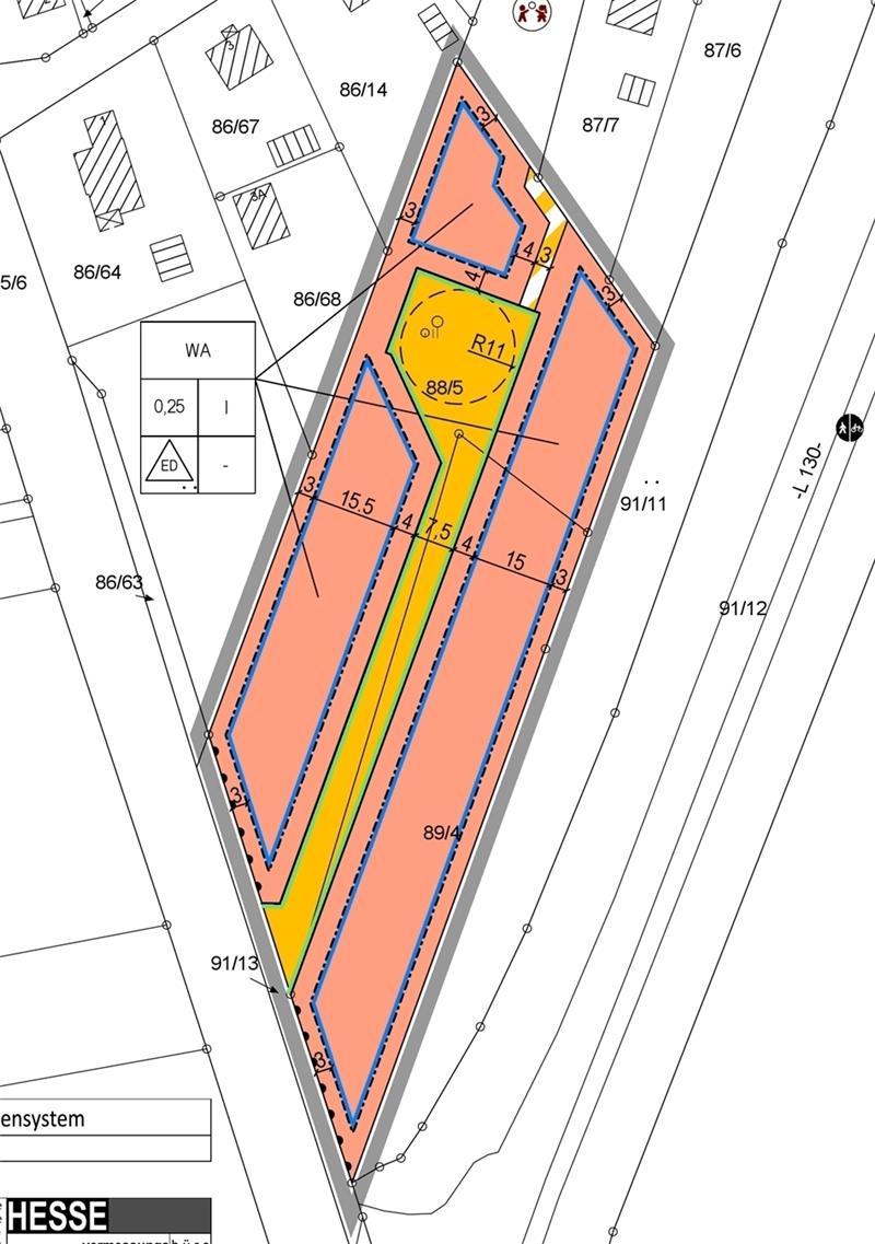 Der erste Entwurf des Planungsbüros „Cappel + Kranzhoff“ für das Baugebiet „Eckerworth“ : Durch eine Stichstraße mit Wendehammer (gelb) wird das Baugebiet gegenüber dem Baggersee (ganz links) von der Gemeindestraße Schragenberg (links) aus 