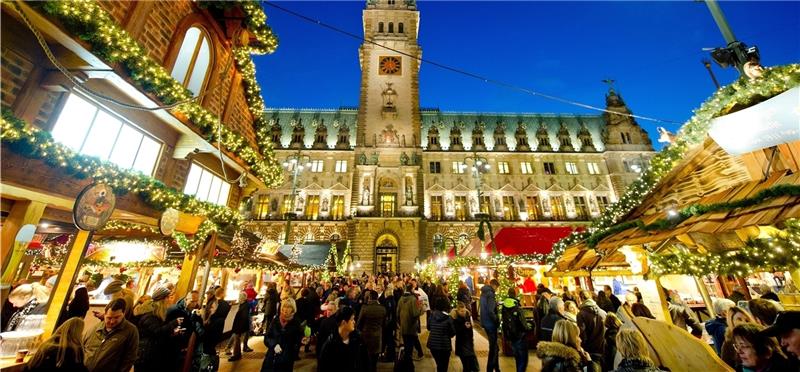 Der historische Weihnachtsmarkt auf dem Rathausmarkt Hamburg ist der wohl bekannteste Weihnachtsmarkt in Hamburg. Foto Bockwoldt/dpa