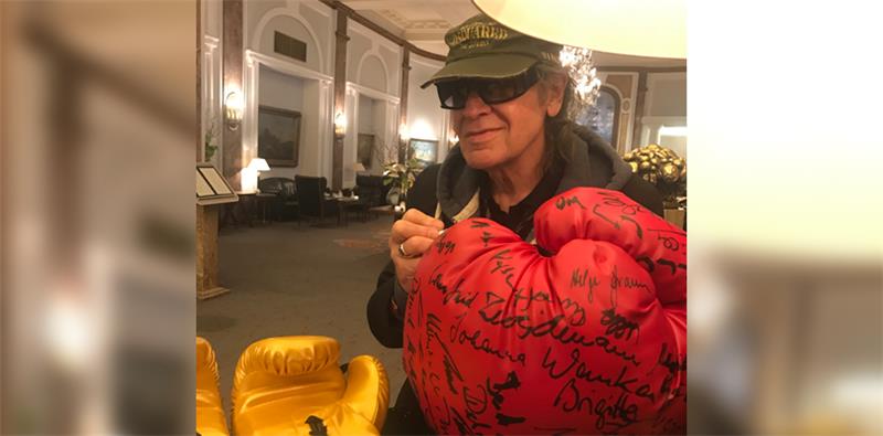 Der nächste prominente Unterzeichner: Auch Udo Lindenberg hat auf den überdimensionalen Boxhandschuhen für den guten Zweck unterschrieben.