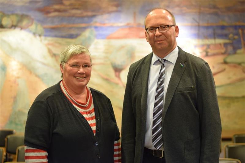 Der neue und alte Bützflether Ortsbürgermeister Sönke Hartlef (CDU) und seine Stellvertreterin Inge Ahrens (SPD). Foto: von Borstel