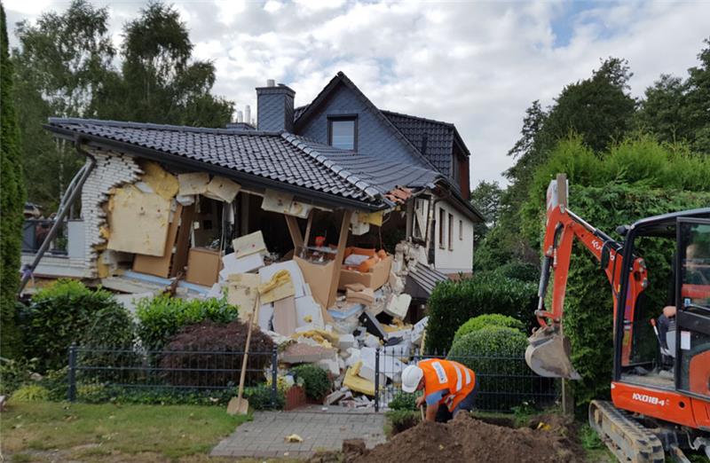 Der vordere Teil des Hauses wurde durch die Explosion stark in Mitleidenschaft gezogen. Foto: Beneke