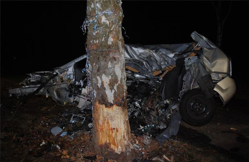 Unfallchronik: Schwere Unfälle auf der Landesstraße 127 Der zerstörte Pkw vom jüngsten Unfall am 7. Dezember 2016. Foto: Vasel