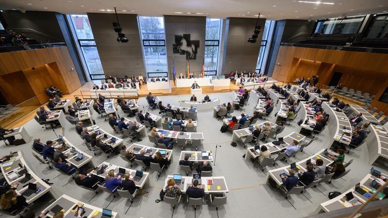 Die Abgeordneten sitzen während einer Sitzung im niedersächsischen Landtag.