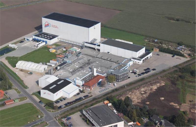 Die Anlage von Eisbär Eis in Apensen aus der Luft: Direkt vor dem Hochregal-Kühllager wird die neue Produktionshalle auf dem Firmengelände gebaut.