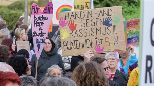 Die Anti-AfD-Demo in Buxtehude rief erneut 1500 Menschen auf die Straße.