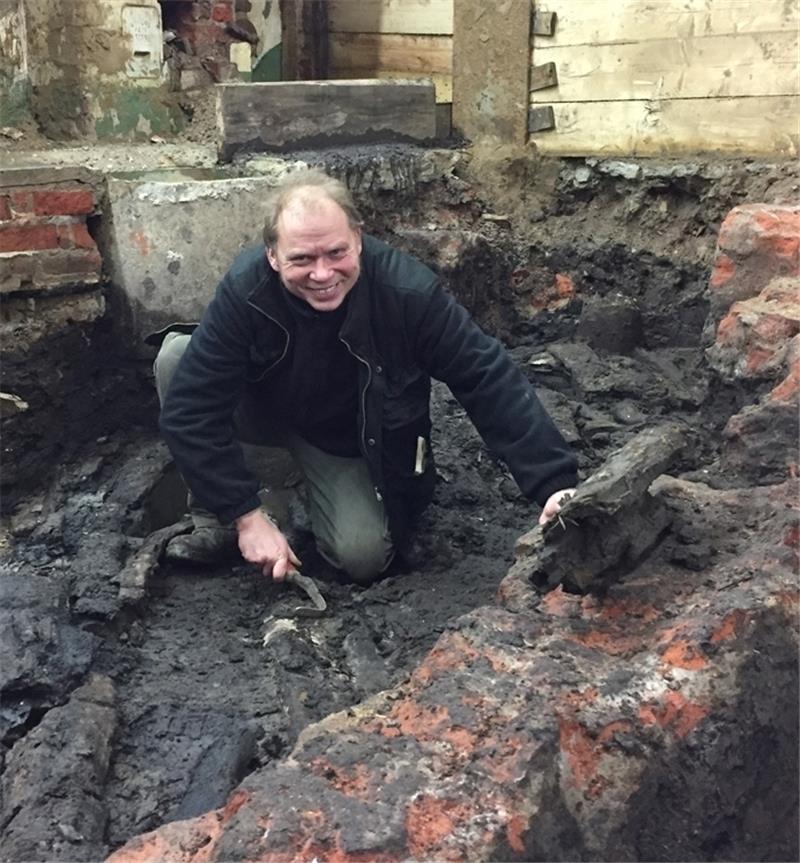 Die Archäologen wollen dem Boden seine Geheimnisse entlocken. Foto Museum Hamburg
