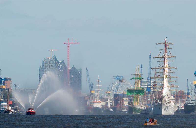 Die Auslaufparade beim Hafengeburtstag im letzten Jahr. Zum 826. Hafengeburtstag in Hamburg kamen rund eine Millionen Besucher. Foto: Daniel Reinhardt/dpa