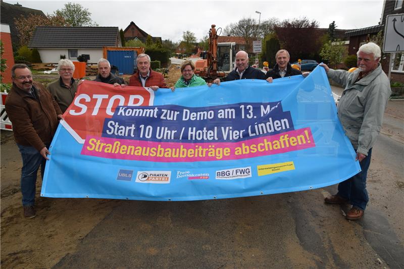 Die Banner sind schon da: Am 13. Mai gibt es eine Demo mit Protestmarsch von Schölisch bis zum Rathaus.  Foto Strüning