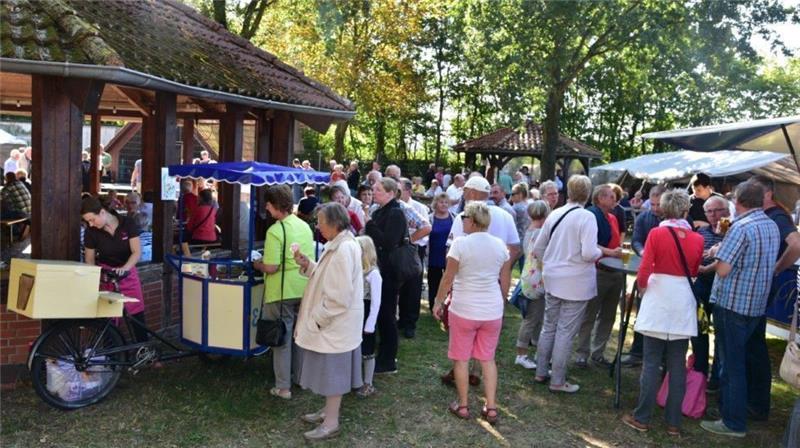 Die Besucher stehen Schlange – so groß ist der Andrang beim Fest des Heimatvereins in Wiepenkathen. Fotos: Beneke