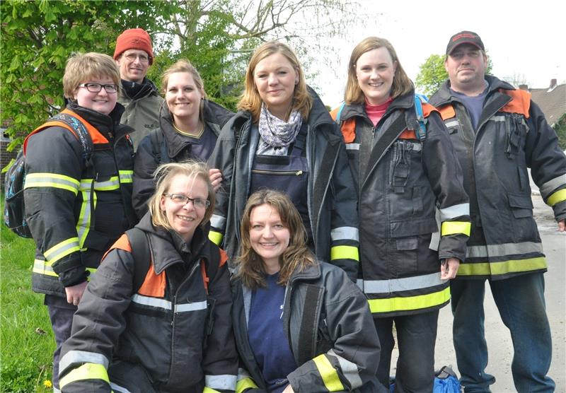 Die Feuerwehr-Frauen aus Neuenkirchen schafften es, die vorgegebene Anzahl voller Wassereimer über das Wasser zu bringen, ohne dass die Frontfrau baden gehen musste. Foto Wahba