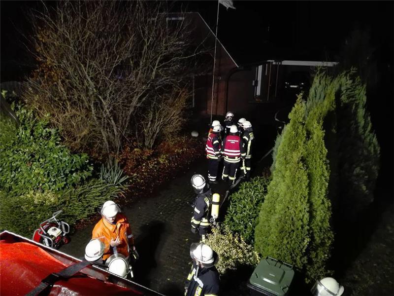 Die Feuerwehr überprüft das Wohnhaus in Deinste. Foto Klempahn