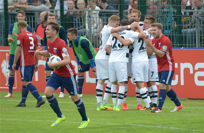 DFB-Pokal: D/A verliert knapp gegen Gladbach Die Gladbacher feiern den Siegtreffer in der 55. Minute. Foto Elsen
