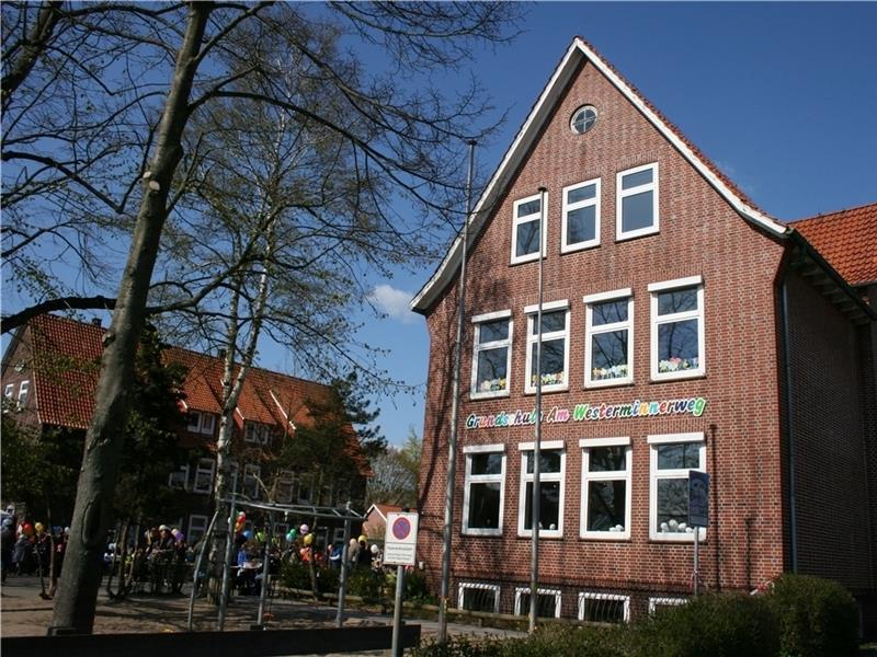 Die Grundschule am Westerminnerweg benötigt eine Brandmeldeanlage, eine Elektrosanierung und ganz dringend einen neuen Fallschutz unter dem Klettergerüst.