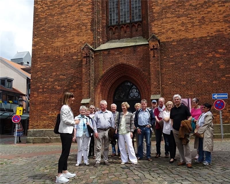 Die Gruppe vor den alten Backsteinmauern der St.-Petri-Kirche. Fotos Lepél