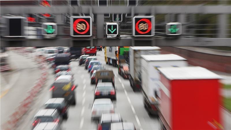 Die Hamburger Verkehrsbehörde empfiehlt am Wochenende die Autobahn 7 in Richtung Norden sicherheitshalber zu umfahren. Foto Christians/dpa