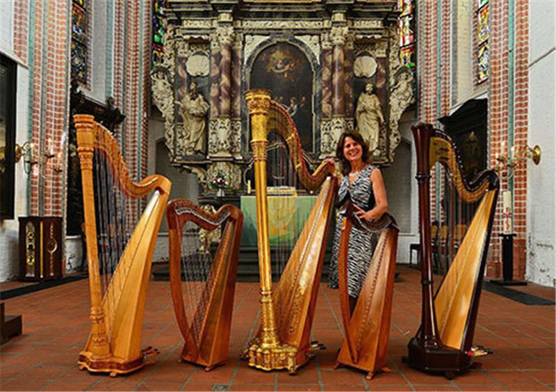 Die Harfenistin Sylvia Reiß mit ihren Lieblingen. Foto Jens Gädckens