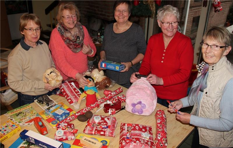 Die Helferinnen bei der Packaktion zu Weihnachten: Marianne Schimkat (von links), Iris Gerheim, Ute Schröder, Angelika Peters und Gretel Pöhlitz verpacken liebevoll die Geschenke für die Kinder .Foto Michaelis