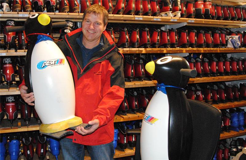 Die Kufen sind blitzblank und die Pinguine warten schon: Eismeister Michael Wege ist bereit für die Besucher. Foto: Stief