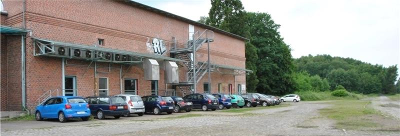 Die Nuss-Fabrik „Nut Factory“ am Dollerner Bahnhof steht seit Jahren leer. Nun will der Eigentümer auf seinem unbebauten Grundstück rechts neben dem Fabrikgebäude zwischen Geesthang, Wald und Bahn Wohnbauland schaffen. Fotos Lohmann