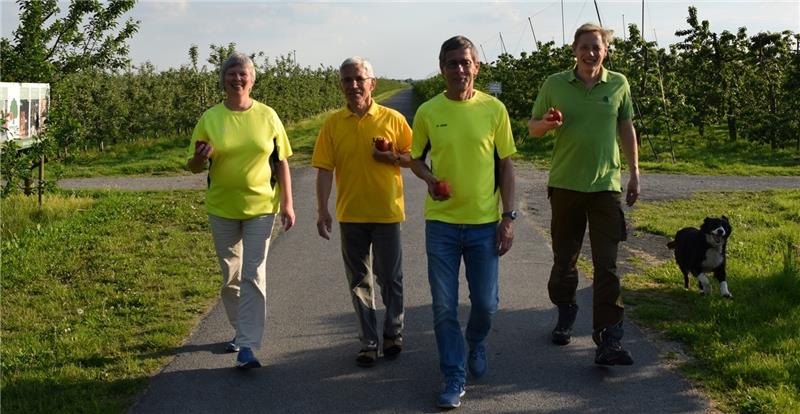 Die Organisatoren Sabine Türk, Dieter Frischmuth, Cord Lefers und Uwe von der Born (von links) auf der Laufstrecke .Foto Richter
