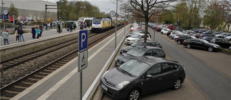 Die Parkplatz-Situation am Buxtehuder Bahnhof ist für viele Berufs-Pendler und für die Anwohner im Laufe der Jahre untragbar geworden. Fotos Wisser