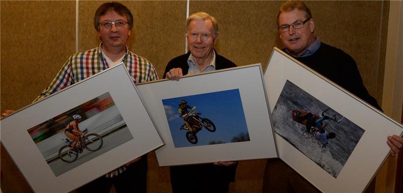 Die Preisträger des Wettbewerbs „Sport“ sind Martin Loddoch aus Wiepenkathen (Radfahrerin), Hermann Gehlken aus Ahlerstedt (Motorradfahrer) und Martin Möller aus Stade (Kitesurfer). Foto Kordländer