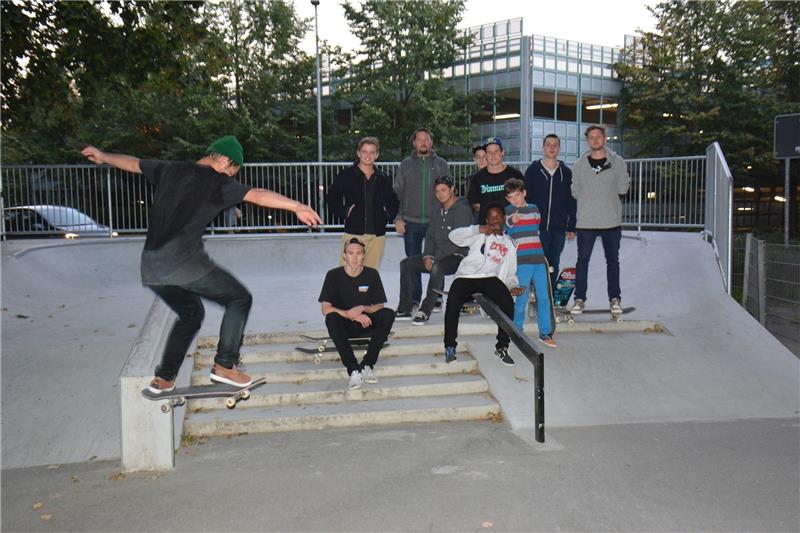 Die Projektgruppe der Stader Skater ist zufrieden mit ihrer neuen Anlage unter der Hansebrücke. Foto Beneke