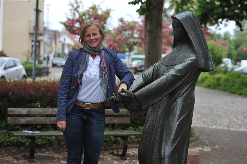 Die Rechtsanwältin Dr. Nina Freudenthal ist seit eineinhalb Jahren Vorsitzende des Bürgervereins. Das Bild zeigt sie auf dem Schafmarkt neben der Nonnenskulptur von Frijo Müller-Belecke.