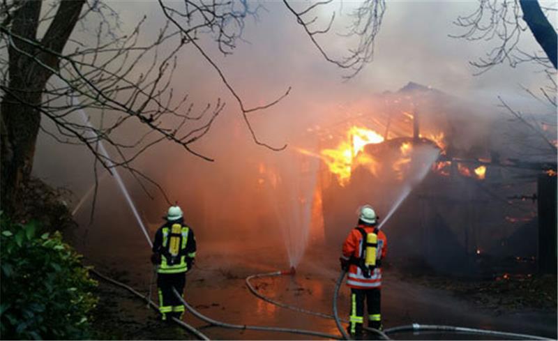 Die Scheune mit Stroh- und Heuballen fing sofort Feuer. Fotos: Feuerwehr Kutenholz