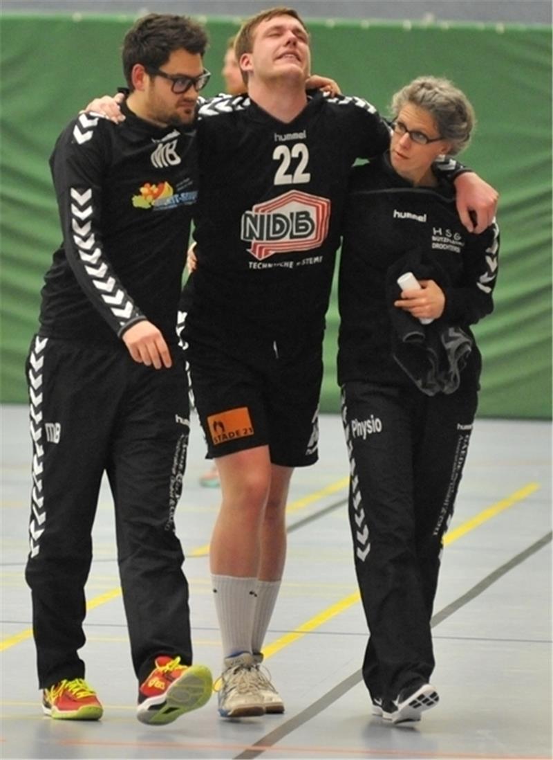 Die Schlüsselszene des Spiels: Nachdem Bü/Dro-Trainer Max Bock (links) und Physiotherapeutin Katja Sievers den verletzten Bennet Kahrs vom Spielfeld helfen, spielt Bü/Dro permanent in Unterzahl.